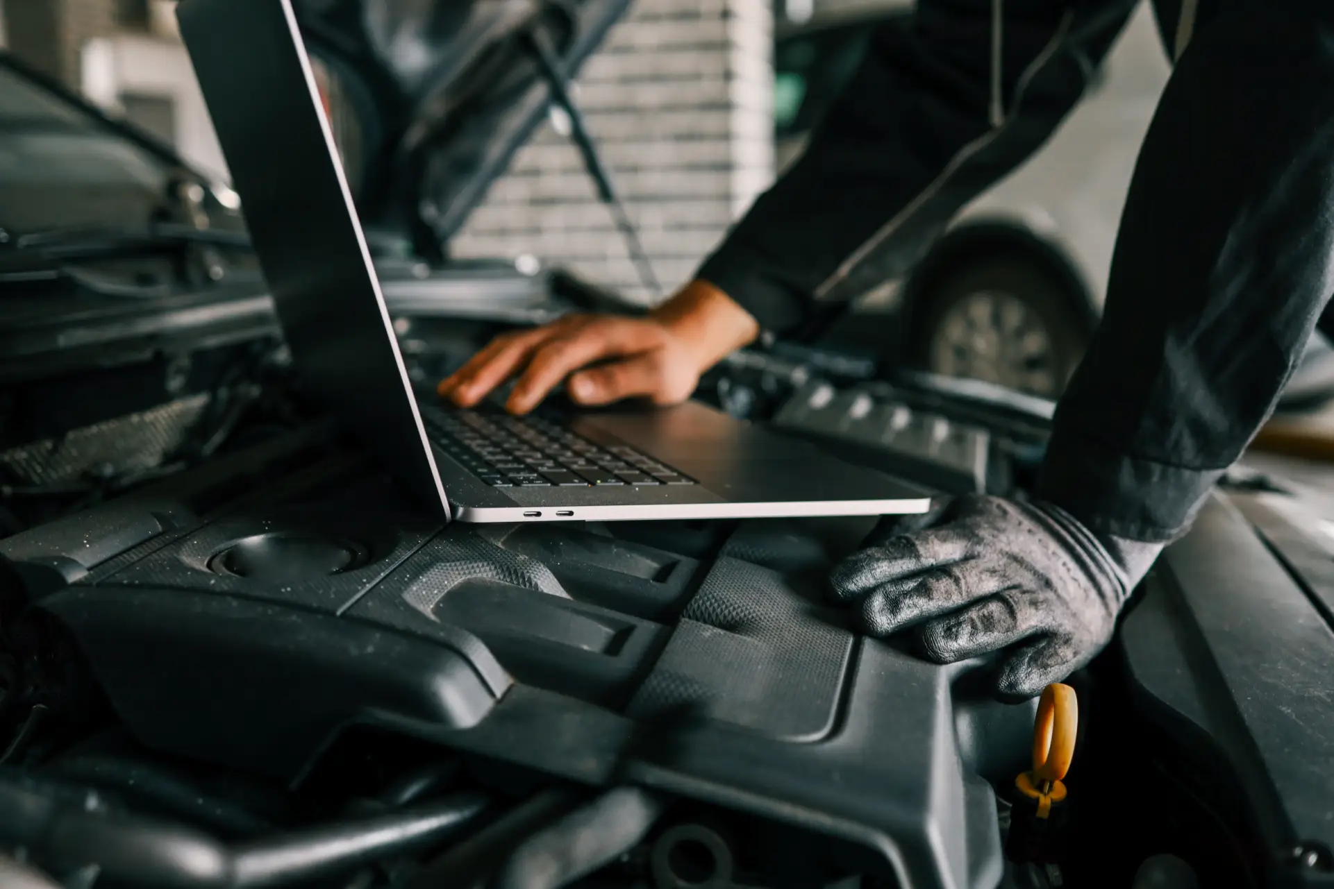 Mechanik s notebookem na motoru vozidla Volvo
